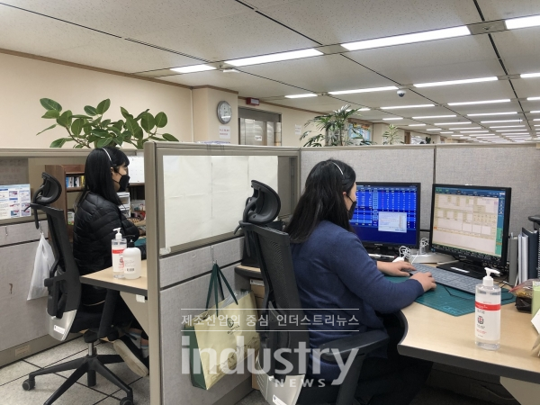 신한은행 고객상담센터가 파티션 공사에 돌입하기 전의 모습 [사진=신한은헹]