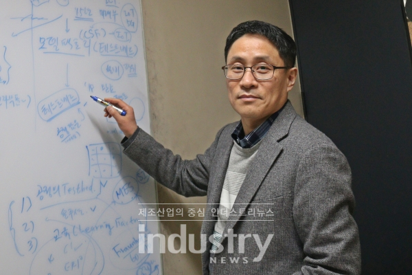 한국생산기술연구원 조용주 수석연구원은 국내 스마트팩토리의 초창기부터 다양한 테스트베드(모델팩토리) 구축과 확산을 위해 다양한 사업과 연구를 해온 전문가 중 하나다. [사진=인더스트리뉴스]