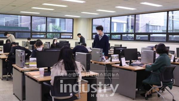 서울에너지공사가 서울 영등포구에 미니태양광센터를 설치, 3월 31일 개소식을 진행하고 본격적인 업무에 들어갔다. 미니태양광센터는 △센터 방문 시민 응대 △태양광미니발전소 설치 상담 △보급사업 관련 상담 및 안내 △신청서류 검토 △태양광미니발전소 설치현장 확인 점검 등을 수행한다. [사진=서울에너지공사]