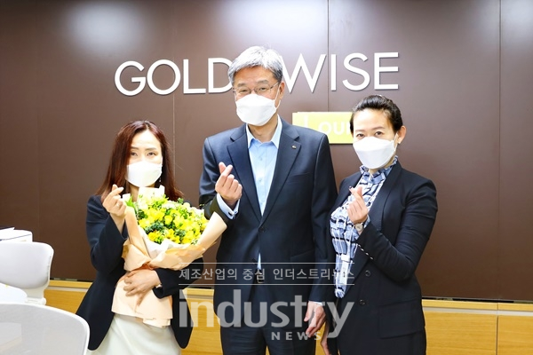 허인 은행장이 코로나19로 어려움을 겪는 화훼농가를 돕기 위해 릴레이 캠페인에 참여했다. [사진=KB국민은행]