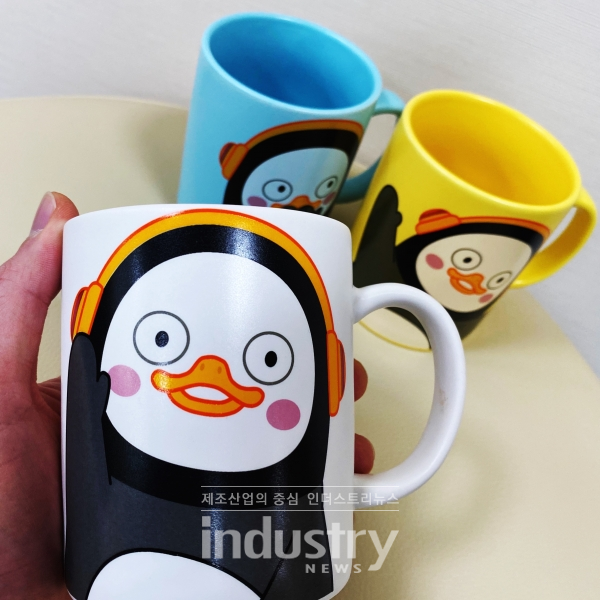 한국동서발전이 공식 SNS 채널 페이스북(ewp.powerian), 인스타그램(@iamewp)을 통해 오는 5월까지 ‘펭수 머그컵 증정 이벤트’를 진행한다. 사진은 동서발전에서 제작한 펭수 머그컵 [사진=한국동서발전]