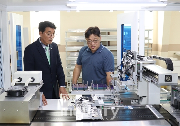 에코스 BIPV 모듈사업부 이길송 전무(좌)와 신현우 차장(우)이 효율적인 제조공정 구축에 대해 논의하고 있다. 에코스는 생산 단가의 절감을 위해 구성된 재료의 개발과 생산성 향상을 위한 작업 공정 축소 및 생산시간 단축 등의 노력을 기울이고 있다. [사진=인더스트리뉴스]