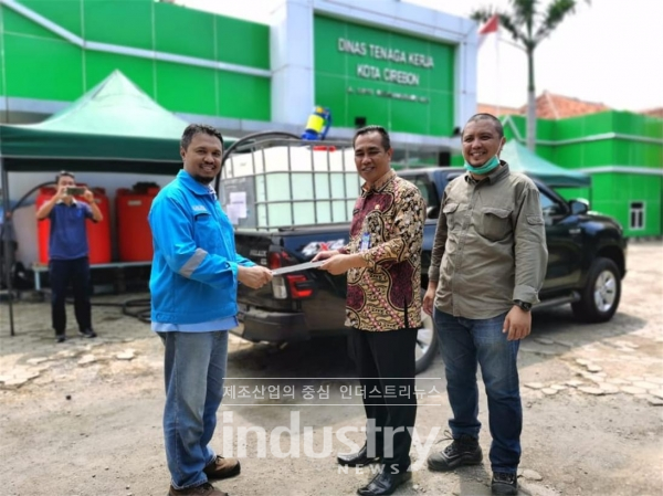 지난 4월 13일 중부발전이 운영하는 찌레본발전소 현지직원(왼쪽)이 찌레본시 관계자(가운데)에게 차아염소산나트륨(살균제) 무상공급 협약서를 전달하고 있다. [사진=한국중부발전]