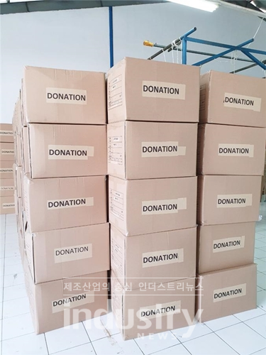 한국중부발전이 인도네시아 주재 한국 대사관과 재 인도네시아 한국봉제협의회(KOGA)의 도움을 받아 4월 17일 한국산 방호복 1만벌을 인도네시아 중앙 재난방지청(BNPB)과 운영사업장이 위치한 찌레본, 즈빠라, 까로, 람풍의 지방정부에 기부했다. [사진=한국중부발전]