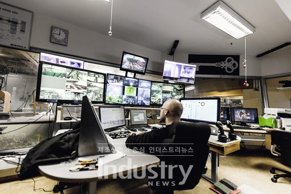 셰플러가 모니터링을 하는 모습 [사진=셰플러]