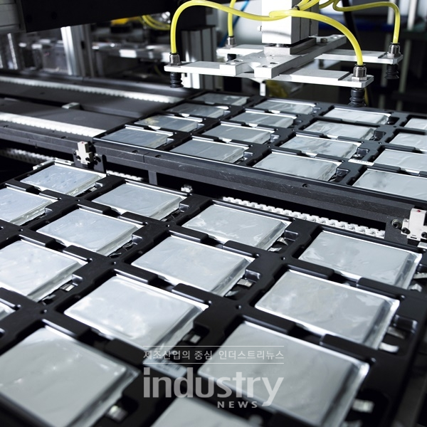 충청북도와 솔라엣지의 자회사인 코캄의 2GWh 규모의 리튬이온배터리 생산공장 건설 MOU를 통해 산학융합형 교육프로그램 운영, R&amp;D 지원, 인력양성 등 다양한 분야에서 시너지 효과를 거둘 것으로 전망된다. [사진=dreamstime]