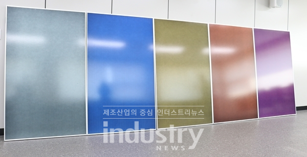 디엔에프의 60셀(cell) 대면적 고균일 컬러 커버글라스. 거리에 상관없이 선명한 색감을 구현하며, 600℃ 이상 고온에서도 색 변화가 없는 안정성을 확보했다. [사진=인더스트리뉴스]