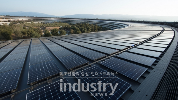 이미 많은 기업들이 사옥, 공장 등에 태양광을 설치, 또는 진행 중이다. ‘RE100’, ‘탄소인증제’ 등으로 인해 향후 BIPV 시장은 폭발적으로 성장할 것으로 전망된다. 중소벤처기업부는 2017년 550MW(10억 달러 규모) 규모였던 전 세계 BIPV 시장이 2022년 2,140MW(34억 달러), 2026년에는 5,587MW(76억 달러)까지 성장할 것으로 예상했다. [사진=애플]