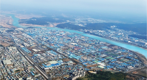 정부가 5개 지역의 산업단지를 혁신하는 대개조 프로젝트를 시작한다. 위의 사진은 구미산업단지의 모습 [사진=구미시]