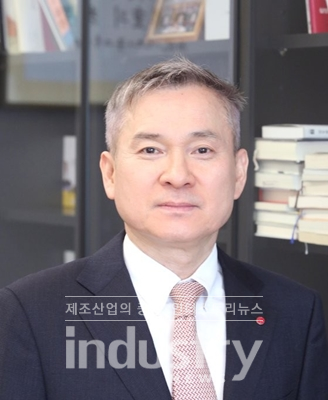 LG유플러스는 초·중·고등학생들의 원활한 온라인 수업 진행을 위한 교육용 스마트기기 300대를 경상남도 교육청에 기탁했다. 사진은 LG유플러스 하현회 부회장 [사진=LG유플러스]