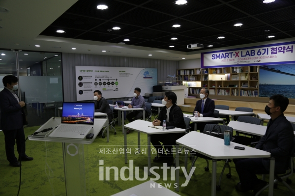 인천창조경제혁신센터 김석준 센터장이 ‘SMART-X LAB 6기’ 개최식에서 인사말을 전하고 있다. [사진=인천창조경제혁신센터]