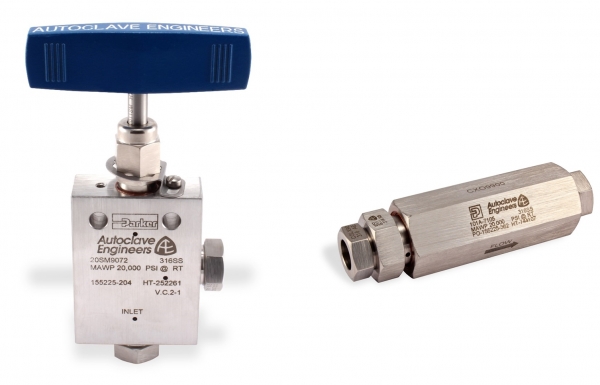 왼쪽부터 파카코리아의 수동밸브(SM니들밸브), CXO 체크밸브