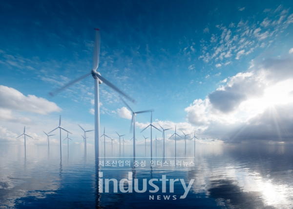 풍력터빈을 호수, 피오르드 지형, 연안과 같은 수역에 설치하는 해상풍력발전에 대한 관심이 높아지고 있다. 최근 정부는 제3차 추가경정예산에서 해상풍력 부문에 약 6배가 넘는 예산을 추가 편성하며, 육성 의지를 드러냈다. [사진=dreamstime]