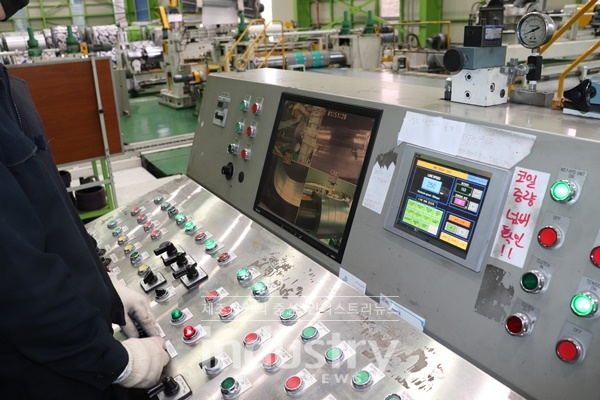 코일이 잘리고 있는 모습을 다양한 카메라를 활용해 확인하는 모습. 이는 근로자의 안전 확보는 물론 작업 진행 상황을 확인할 수 있도록 돕는다. 현재 최대 스피드인 250mpm으로 생산하고 있는 모습이다. [사진=인더스트리뉴스]