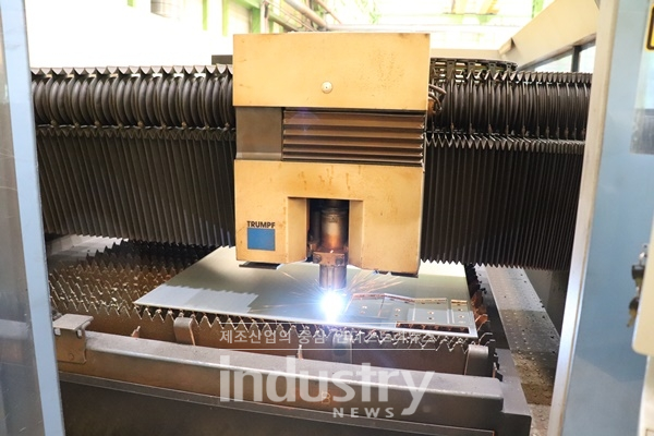 레이저를 활용해 태양광 구조물을 제작하는 모습. 이를 이용하면, 빠른 속도로 절단과 타공을 진행할 수 있는 특징이 있다. 한편, 이 레이저는 안전을 위해 특수 시설 안에 위치해있다. [사진=인더스트리뉴스]