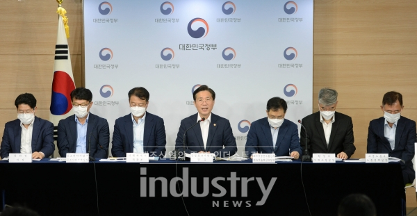 산업부가  글로벌 소부장 강국 도약과 첨단산업의 세계공장화라는 2가지 핵심과제를 선정한 ‘첨단산업 세계공장 도약을 위한 소재･부품･장비 2.0 전략’을 발표했다. [사진=산업통상자원부]