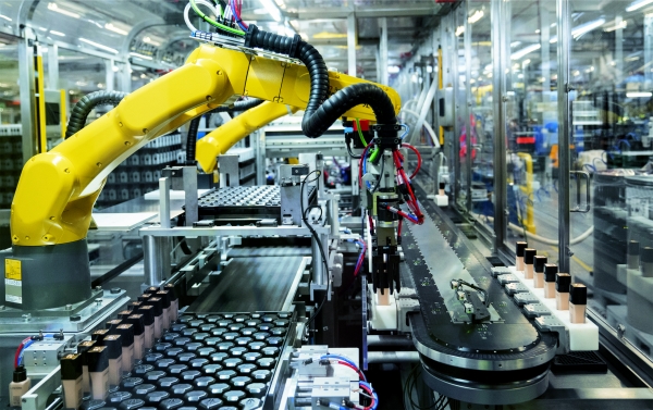 트랙 길이 22m 및 40m의 초소형 XTS는 이전 시스템 설치 공간을 약 30% 줄이고 귀중한 생산 공간을 절약한다. [사진=Beckhoff, 로레알]