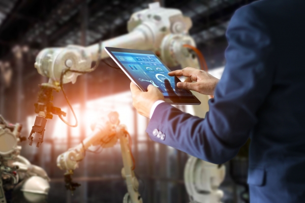 "효과적인 스마트공장을 구축하기 위해서는 스마트공장과 공장 자동화의 차별성을 이해해야 한다." [사진=utoimage]