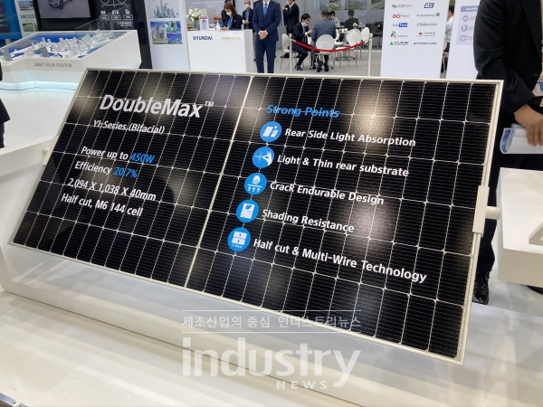 최대 출력 450W, 변환 효율 20.7%인 더블맥스(DoubleMax)는 LID 및 PID 방지 기술로 모듈 설치 이후 발생할 수 있는 출력저하 현상을 최소화했다. [사진=인더스트리뉴스]