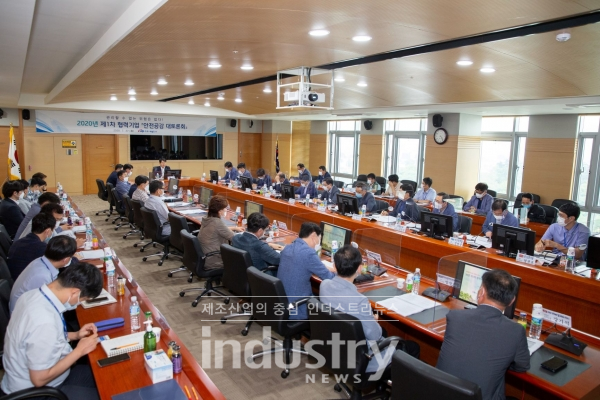 한국서부발전은 지난 7월 27일 충남태안 본사에서 서부발전 안전실무자와 상주 협력사 사업소장 등이 참석한 `2020년 제1차 협력기업 안전공감 대토론회‘를 개최했다. [사진=한국서부발전]