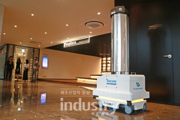 인아텍(대표 신동혁)이 가정부터 기업, 다중이용시설까지 공간 규모에 맞게 사용할 수 있는 자율주행 살균로봇 ‘인아케어(INACARE) 시리즈’ 라인업을 소개했다. [사진=인더스트리뉴스]