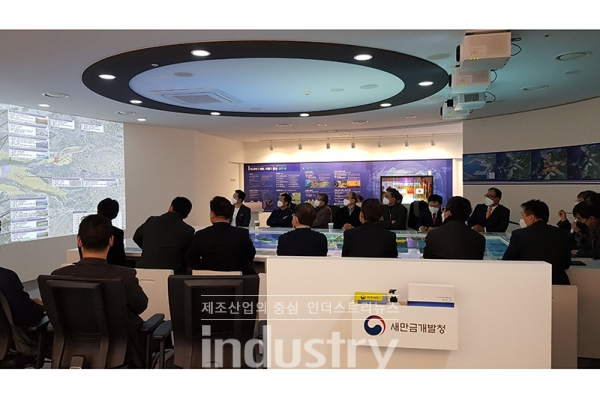 새만금개발청이 새만금 산업단지에 기업과 연구기관의 투자를 촉진하기 위해 ‘새만금산업단지 임대용지 운영지침’을 개정한다. 사진은 지난 3월 진행한 잠재투자자 대상 새만금 사업 현황 설명 및 투자 상담 모습 [사진=새만금개발청]