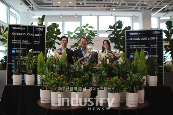 한화큐셀은 김희철 대표가 '화훼농가 돕기 릴레이 캠페인'에 동참, ‘초록우산 어린이재단’을 통해 화훼농가로부터 구매한 1,000만원 상당의 꽃과 공기정화식물을 기증했다. [사진=한화큐셀]