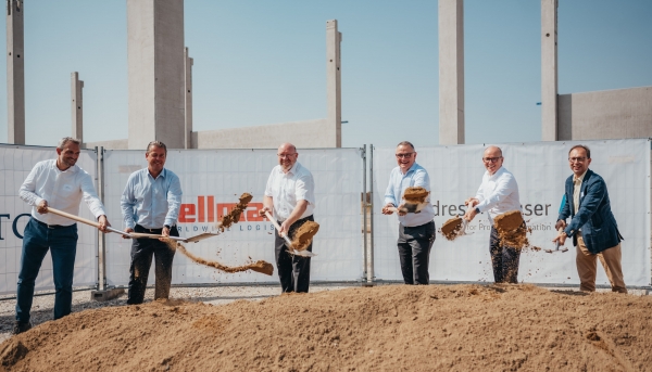 엔드레스하우저와 협업업체 임원들이 독일 뵈르슈타트의 기공식에서 삽을 퍼서 나르는 퍼포먼스를 하고 있다. [사진=엔드레스하우저코리아]