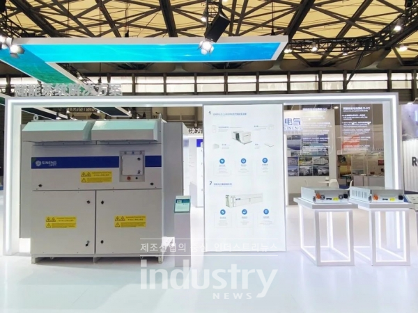 시능전기는 유틸리티와 상업용 발전소에 맞춘 PCS와 리튬인산철 배터리를 활용한 최신 1500V 턴키 솔루션을 선보였다.