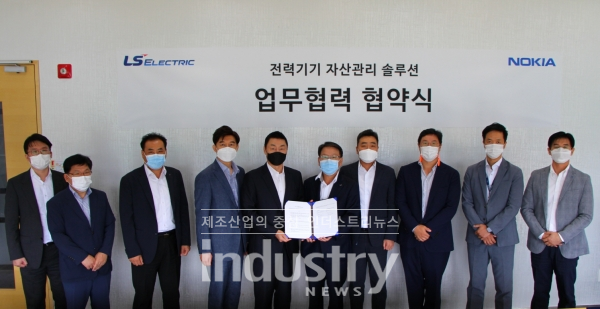 LS일렉트릭과 노키아는 유틸리티 자산의 성능을 평가하기 위한 지능형 전력 자산 분석 플랫폼 개발 협력을 위한 업무협약을 8월 27일 체결했다. (사진 좌측부터 이동일 LS일렉트릭 패키지SW연구팀 팀장, 조익춘 LS일렉트릭 변압기진단연구팀 팀장, 최종웅 LS일렉트릭 초고압연구단 담당, 이진호 LS일렉트릭 SW센터 담당, 안태호 노키아 코리아 대표, 김영근 LS일렉트릭 연구개발본부 본부장, 이재원 노키아 코리아 전무, 박정훈 노키아 코리아 상무, 박현구 노키아 코리아 영업팀장, 김병수 노키아 코리아 이사)