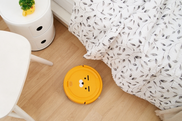 유진로봇이 카카오프랜드와 콜라보로 출시한 아이클레보의 신제품 ‘아이클레보 라이언 로봇청소기’ [사진=유진로봇]