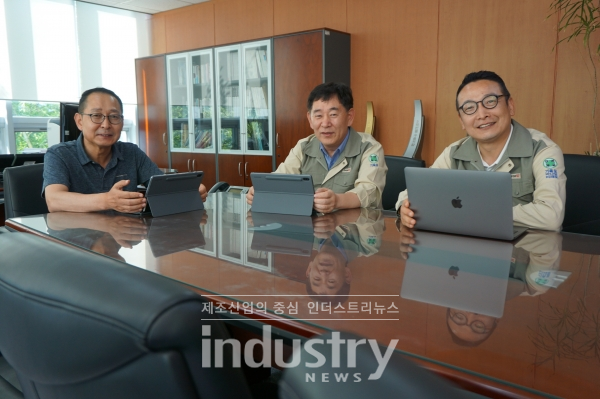 포스텍은 IT Total Outsourcing 서비스, 시스템 구축 및 통합까지 아우르는 종합 서비스를 제공하고 있다. 사진은 포스택 연구원들 [사진=포스텍]