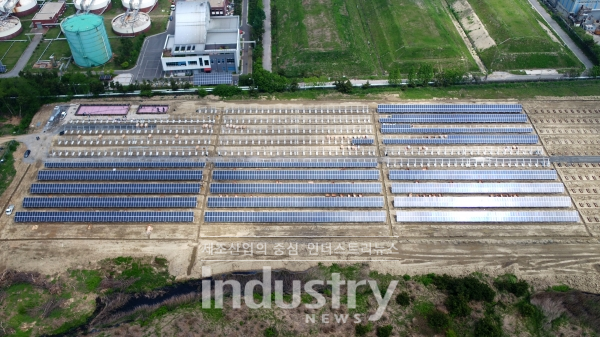 아주강재는 포스맥(PosMAC) 3.0 고내식강 소재를 활용한 태양광 구조물을 제조 및 공급하고 있다. 사진은 아주강재가 전북 군산에 설치한 1MW 규모 태양광 구조물 [사진=아주강재]