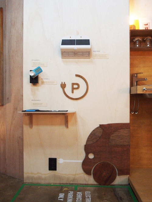 에너지·소통·공감 카페 '1.5oC'의 내부 탄소저감 제품 전시 공간 [사진=제주에너지공사]