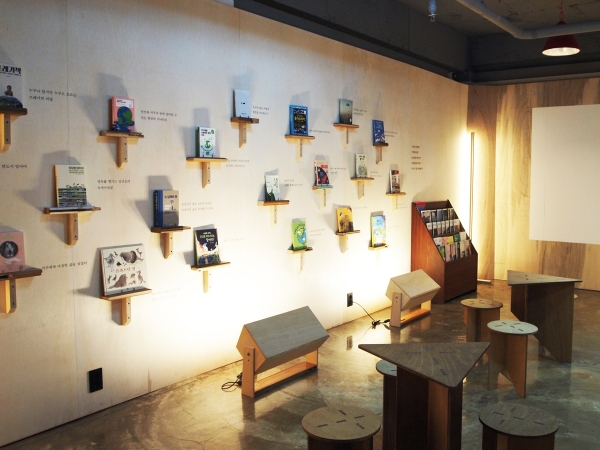 에너지·소통·공감 카페 '1.5oC'의 내부 도서 비치 [사진=제주에너지공사]