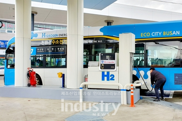 사상구 ‘H부산수소충전소’에서 충전 중인 수소전기버스 [사진=대도여객]