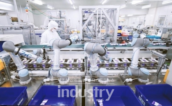 박스 포장 라인에 있는 협동로봇들, 작업자 부재 시에도 계속해서 작동한다. [사진=유니버설로봇]