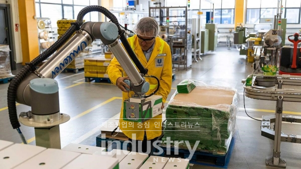 작업자들을 단순 공정에서 벗어나게 해 더 부가가치가 높은 작업에 투입되도록 유도한다. [사진=유니버설로봇]