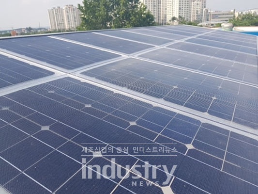 동신폴리켐과 공동으로 개발한 폴리카보네이트 BIPV. 보호층을 구비하고 굴곡성과 강인성을 갖춘 제품으로, 유리보다 250배 높은 내구성을 자랑한다. [사진=세종인터내셔널]