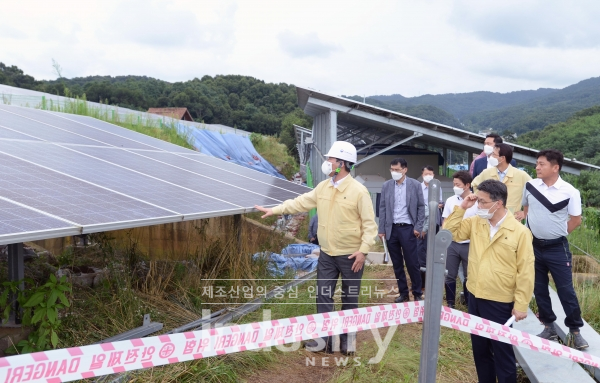 안전관리 강화 방안에 따라 산지안전점검단(가칭)이 재해 우려 설비에 대해 향후 3년간 정밀점검을 실시할 예정이다. 사진은 지난 8월 10일, 집중호우로 피해를 입은 산지태양광발전소 현장을 방문한 산업부 성윤모 장관 [사진=산업통상자원부]
