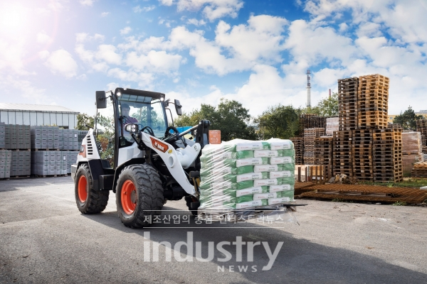 두산밥캣이 유럽에서 열린 온라인 신제품 런칭 행사에서 콤팩트휠로더(사진)를 비롯 다양한 신제품을 출시하며 유럽 소형 장비시장 공략에 나섰다. 사진은 콤팩트 휠로더[사진=두산밥캣]
