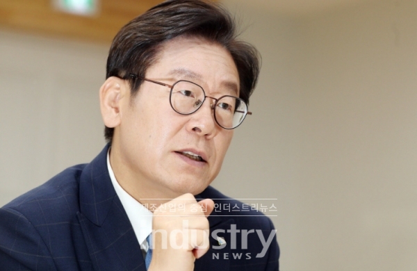 이재명 도지사는 “경기도 공공배달앱의 핵심은 데이터 경제의 혜택이 경제주체인 도민들에게 돌아가도록 선순환 구조를 구축하는 것”이라며, “데이터 혜택이 일부 기업에게만 집중되는 불평등 구조를 개선하겠다”고 밝혔다. [사진=경기도청]