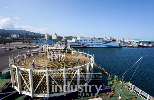 강원도 동해시 동해항에서 LS전선 직원들이 해저 케이블을 선적하고 있다. [사진=LS전선]