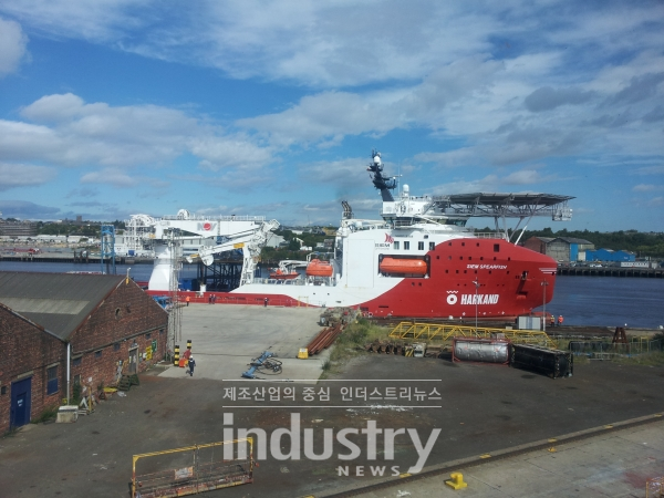 해저케이블을 생산·시공하는 기업은 세계에서 손에 꼽힌다. 사진은 해저케이블 포설선박 [사진=인더스트리뉴스]