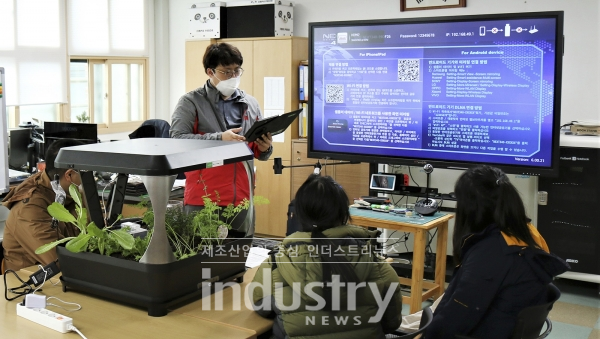 SK텔레콤과 마이크로소프트는 장애 청소년의 ICT 기술 역량 강화 및 새로운 진로 탐색 기회를 제공하기 위한 ICT교육 프로그램 '스마트팜(Smart Farm)'을 성공적으로 마무리했다고 12월 20일 밝혔다. 사진은 실제 ‘스마트팜’ 교육 프로그램에 참여하고 있는 학생들의 모습. [사진=SKT]