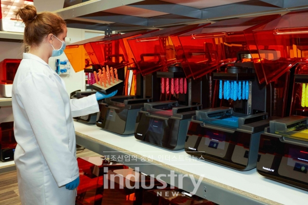 폼랩 팩토리 솔루션을 사용하는 연구진 [사진=폼랩]