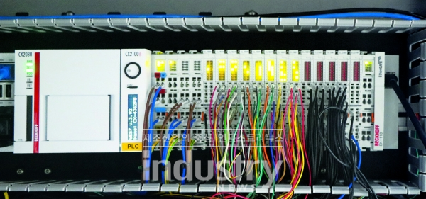 자동화된 생산 라인의 주 제어기 역할을 하는 CX2030 임베디드 PC(왼쪽) [사진=CYGIA, 중국]