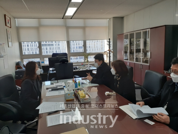 경남도 박종원 경제부지사는 1월 4일 중앙정부와 국책은행, 시도 등을 방문해 △특별고용지원업종 신속 지정 △ 대출금 상환유예, 신용도 완화 등 금융지원 확대 △ 국산 헬기 수리온 구매 확대 등을 골자로한 업계 요청서를 전달했다. [사진=경남도청]