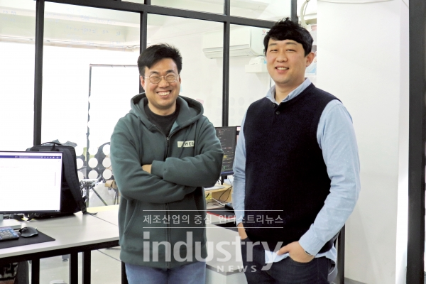 2018년 설립된 웨다는 짧은 업력에 비해 굴지의 대기업, 중견기업들을 고객으로 두고 있다는 점에서 실력이 검증된 강소기업이다. 사진은 왼쪽부터 최치민 대표, 신동민 박사 [사진=인더스트리뉴스]