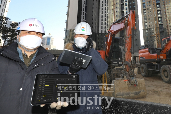 GS건설과 함께 인공지능(AI)·무선통신 인프라를 건설현장에 적용한 스마트건설 기술 검증에 성공했다고 3월 11일 밝혔다. 사진은 공사현장에서 실시간위치추적시스템을 활용하는 모습. [사진=LG유플러스]